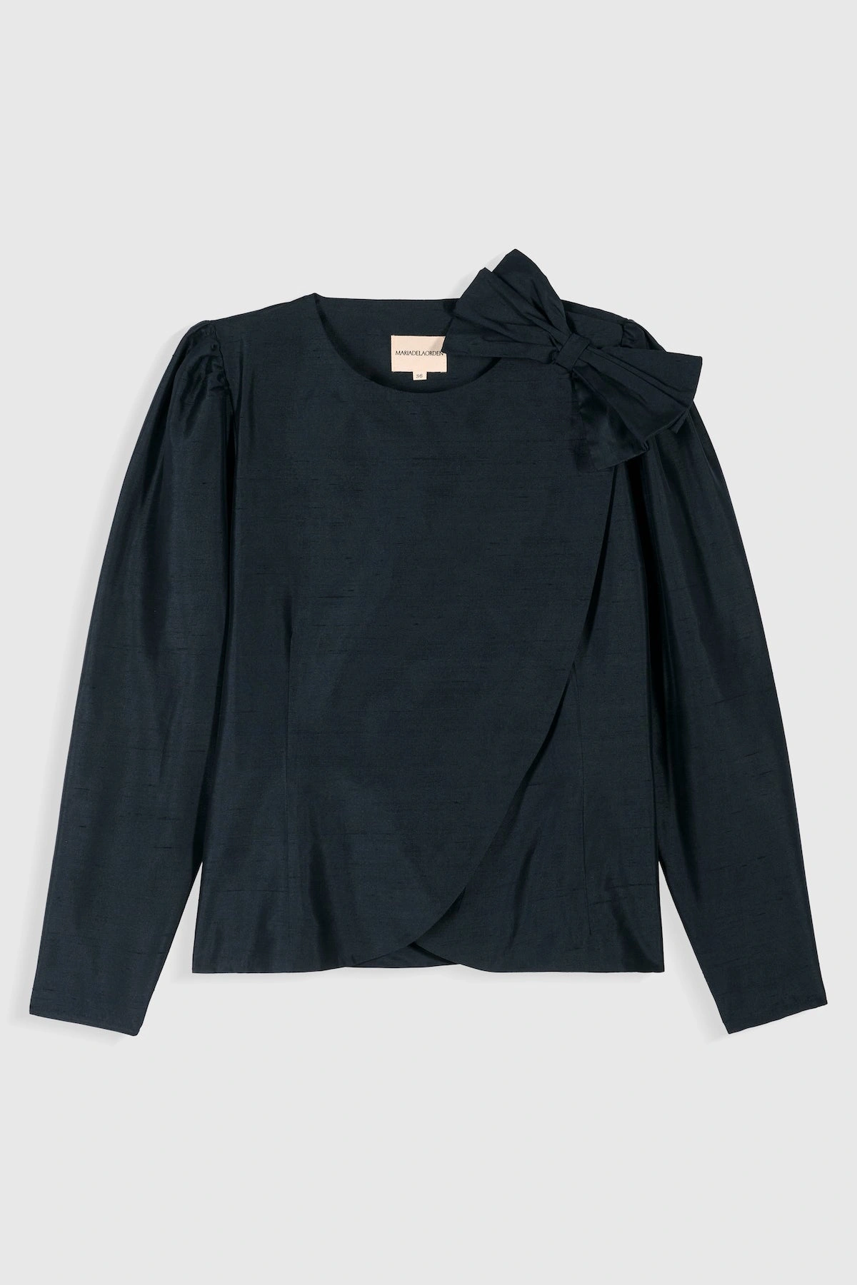 Blusa Belinda: Elegancia atemporal con un toque bohemio, perfecta para ti.